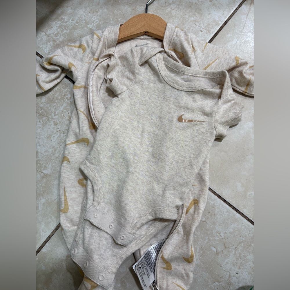 Baby Nike Bodysuit Size-3M - Picture 3 of 7